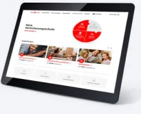 Tablet zeigt eine Website mit rotem Logo und Bildergalerie, das Gerät ist schräg von vorne fotografiert auf weißem Hintergrund.